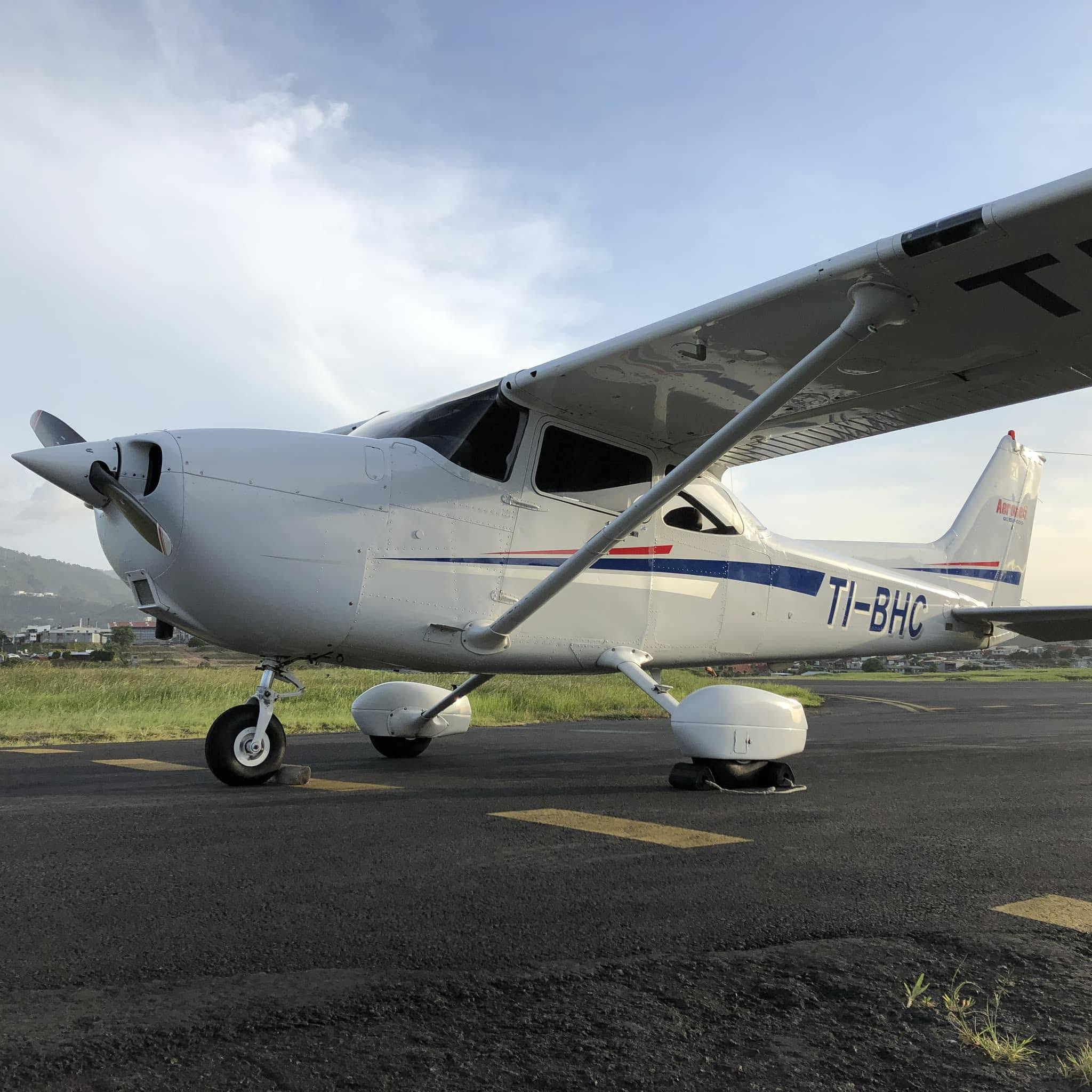 Avión de Aerobell Flight School en plataforma