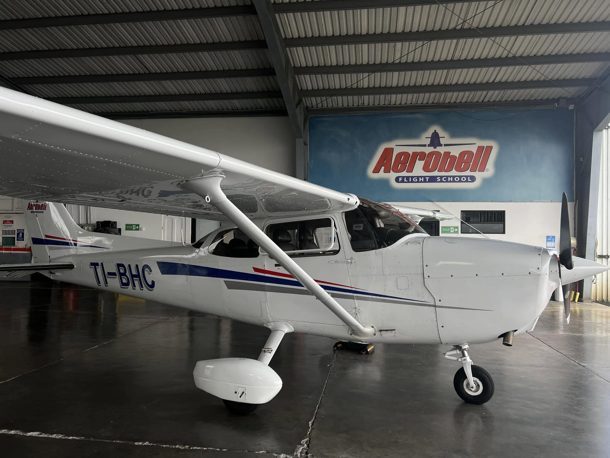Avión dentro del hangar de Aerobell