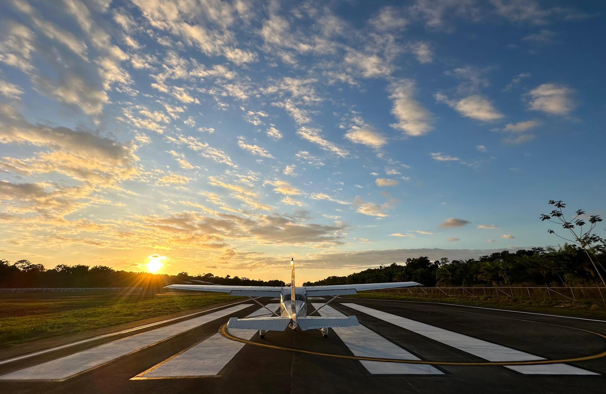 Avión en pista al atardecer