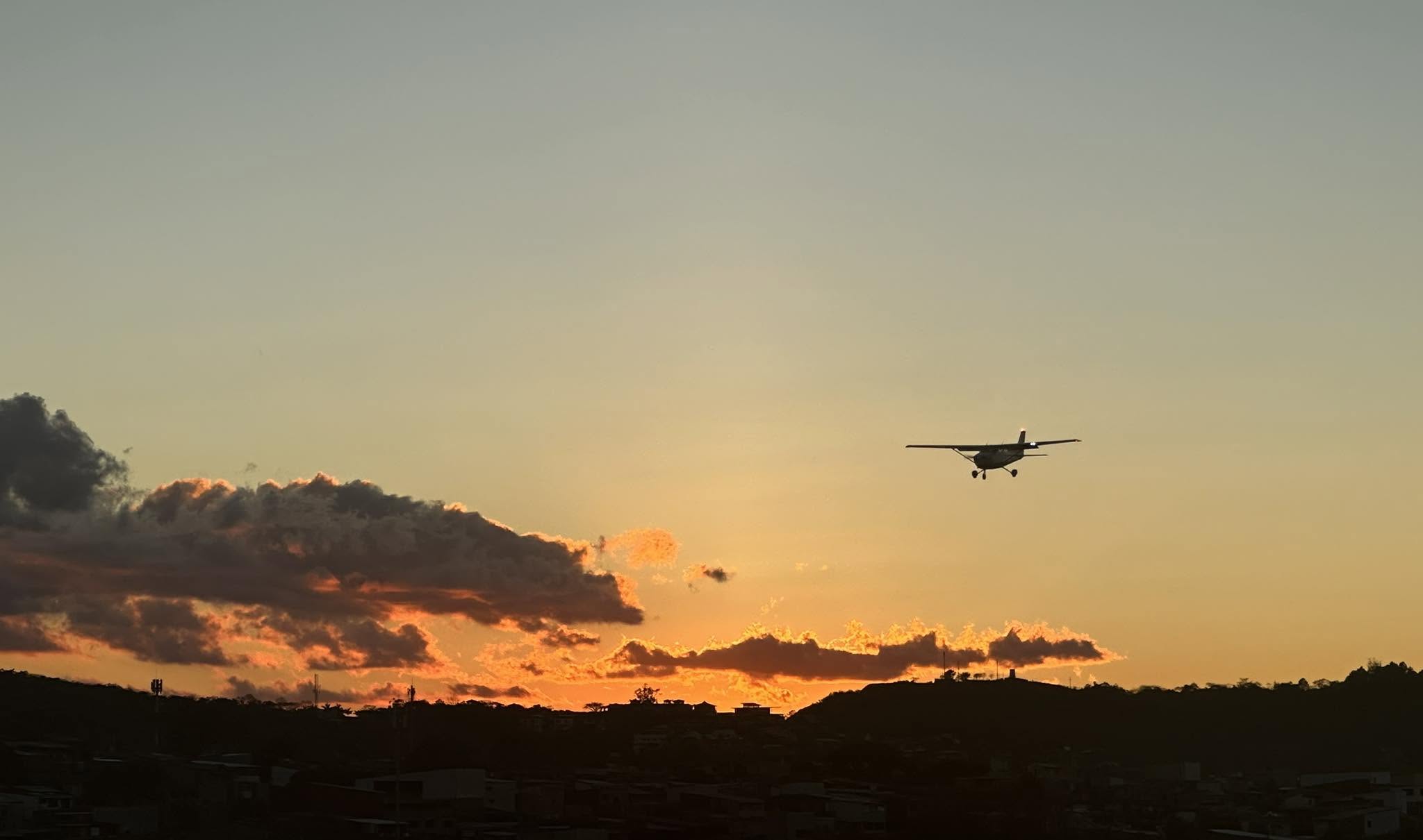 Avión volando durante el atardecer